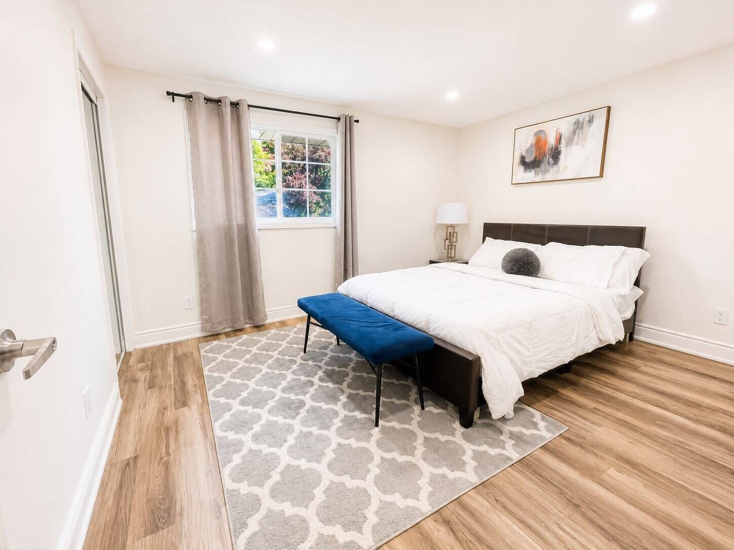 3 habitaciones, escritorio, tabla de planchar con plancha y wifi gratis 