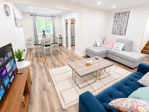 Spacious 3BR Home in Waterloo,Free Parking,Private Backyard,Family&Pets Friendly