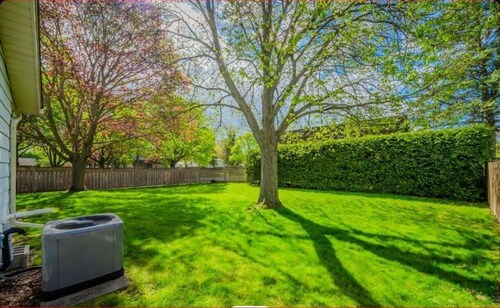 Spacious 3BR Home in Waterloo,Free Parking,Private Backyard,Family&Pets Friendly