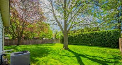 Spacious 3BR Home in Waterloo,Free Parking,Private Backyard,Family&Pets Friendly