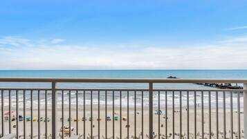 Plage, chaises longues