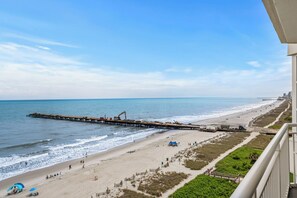 Sulla spiaggia, lettini da mare