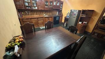 Full-size fridge, microwave, dishwasher, cookware/dishes/utensils