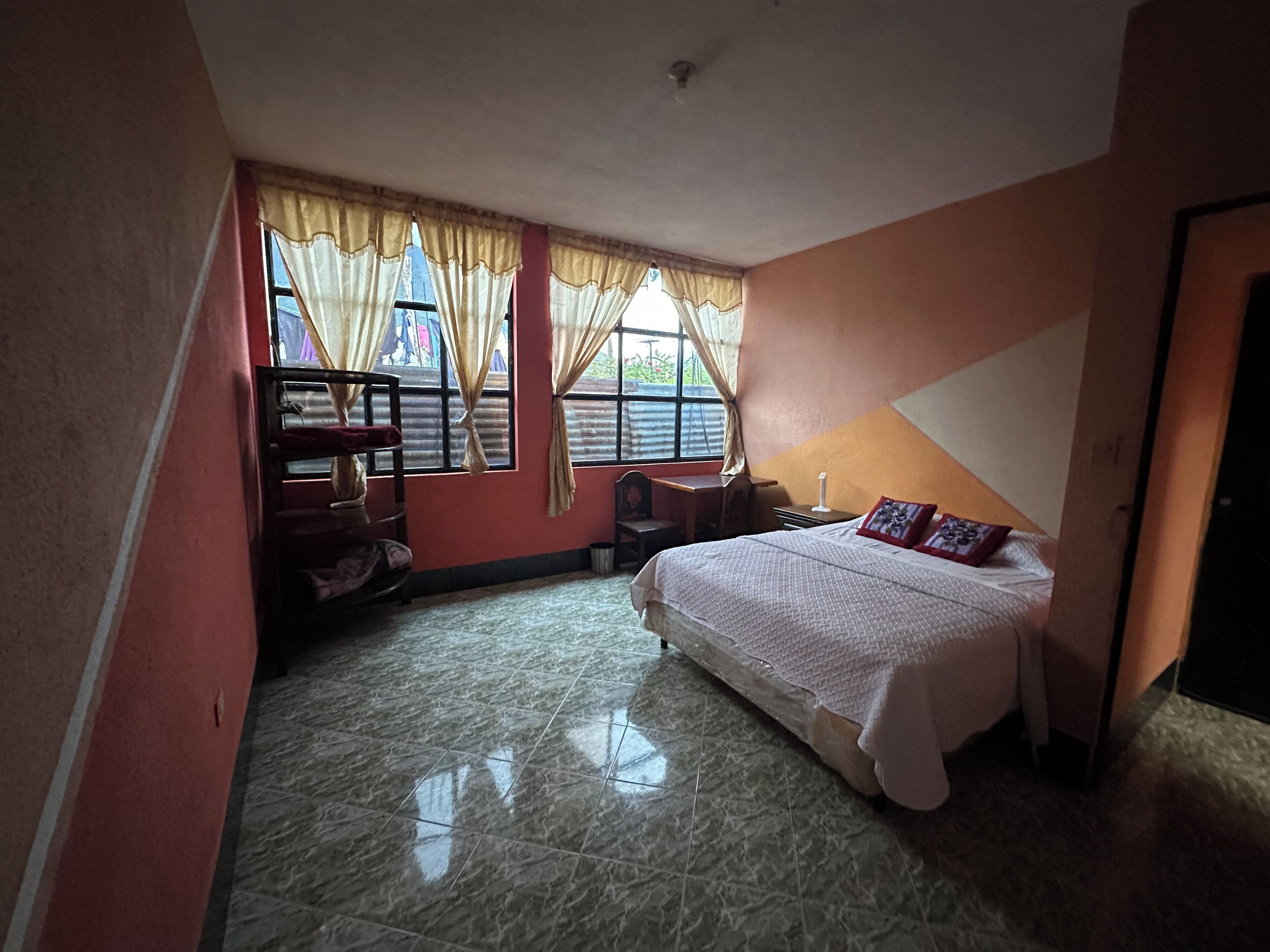 Phòng đôi phong cách cổ điển, 1 giường cỡ queen, cao tầng | Chăn bông, bàn, khu vực làm việc phù hợp cho laptop 