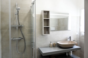 SĂšche-cheveux, bidet, serviettes fournies, savon