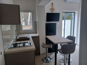 Réfrigérateur, micro-ondes, plaque de cuisson, cafetière/bouilloire