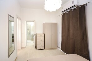 1 slaapkamer, een strijkplank/strijkijzer, reisbedje, gratis wifi