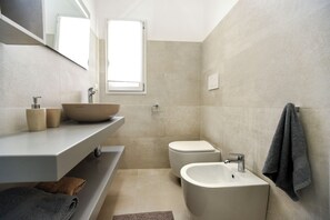 Hårtørrer, bidet, håndklæder, Sæbe