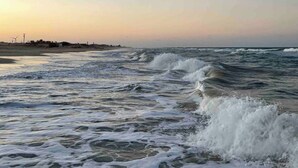 A beach with waves and a clear sky. - Charming bungalow in garden with lot of privacy - in an exclusive condo. (Guajiru Trairi)