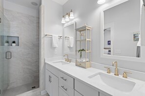 House, Multiple Beds (Cool Breeze) | Bathroom