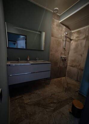 Towels, toilet paper - Charming 3-bedroom house in enchanting Ternaard with WiFi, AC "Us Eigen Honk" (Ternaard)