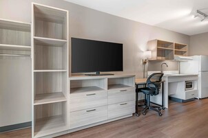 Escritorio, espacio para trabajar con laptop y wifi gratis 