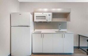 Full-size fridge, microwave, stovetop - Extended Stay America Select Suites - Wildwood - The Villages (Wildwood)