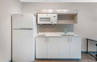 大冰箱、微波炉、炉灶