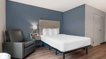 Standard Studio, 1 Queen Bed (Refrigerator & Microwave) | Desk, laptop workspace, free WiFi, bed sheets