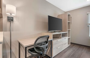 Studio Standard, 1 grand lit (Refrigerator & Microwave) | Bureau, espace de travail pour ordinateur portable, Wi-Fi gratuit