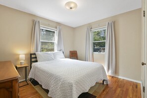 3 slaapkamers, een strijkplank/strijkijzer, reisbedje, gratis wifi