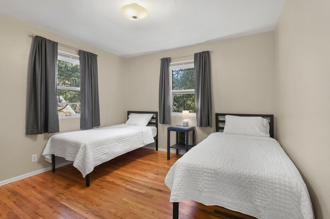 3 dormitorios, tabla de planchar con plancha, cuna de viaje