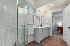 Een haardroger, handdoeken