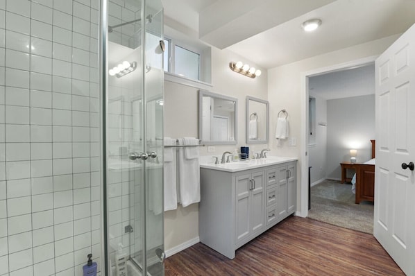 Hair dryer, towels - The Canon Hill Cottage (Spokane)