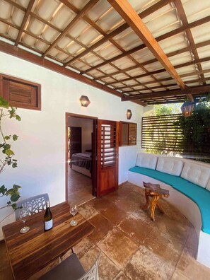 Outdoor dining - Spacious bungalow with private balcony (Guajiru Trairi)