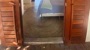 Ett sovrum med en säng, ett sängbord, en garderob och utsikt över omgivningen.