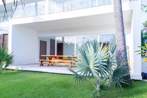 Outdoor dining - Spacious modern apartment - adjacent to garden - in small-scale exclusive condo. (Guajiru Trairi)