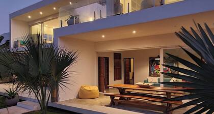 Spacious modern apartment - adjacent to garden - in small-scale exclusive condo.