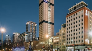Een hoog hotel met een modern ontwerp, met meerdere verdiepingen en een opvallende verticale structuur.