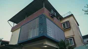 Bagian depan properti - sore/malam