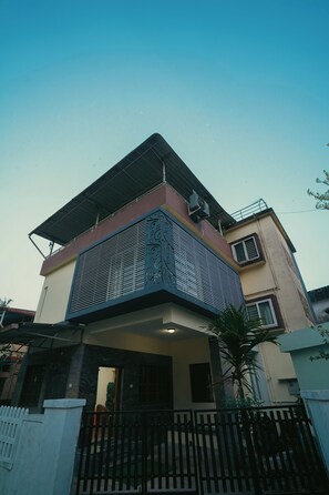 Mặt tiền nơi lưu trú - ban đêm