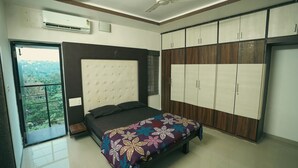 Un dormitorio con cama, armario y equipo de aire acondicionado.