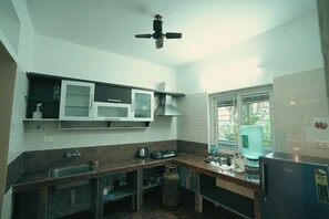 Una cocina equipada con fregadero, estufa, microondas y refrigerador.
