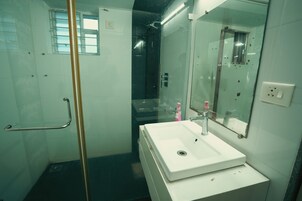 Ducha, artículos de tocador gratuitos, toallas, jabón