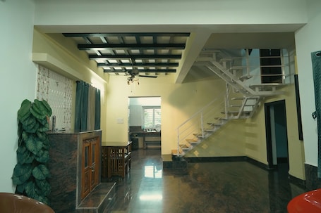 Escaleras. Heritage Mookambika Villa