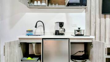 Microwave, stovetop, cookware/dishes/utensils