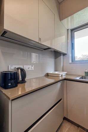 Microondas, horno, placa de cocina