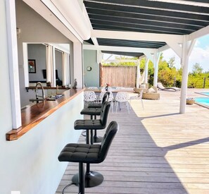 A covered outdoor area with a bar and seating. - Villa Horizon, offering an incredible view, ideal for 8 people (Grand-Bourg)