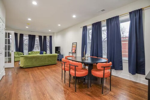 Welcome to Lux! 2BR in Chicago!