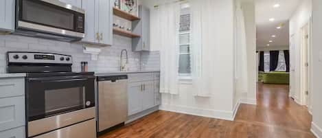 Frigorifero, microonde, forno, piano cottura