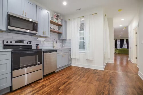 Modern Cozy Apartment, Free Parking, Wi-Fi, Near Dining and Downtown.
