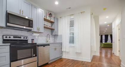 Modern Cozy Apartment, Free Parking, Wi-Fi, Near Dining and Downtown.