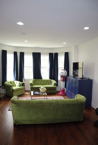 Modern Cozy Apartment, Free Parking, Wi-Fi, Near Dining and Downtown.