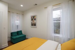 2 makuuhuonetta, työpöytä, silitysrauta/-lauta, ilmainen Wi-Fi