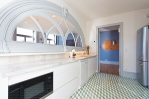 Fridge, microwave, oven, stovetop - BOUTiQUE Rentals- THE MiRa*DOURO Ribeira Apartment w/ garage (Porto)