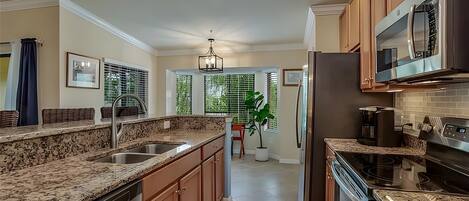 冷蔵庫、電子レンジ、オーブン、コンロ