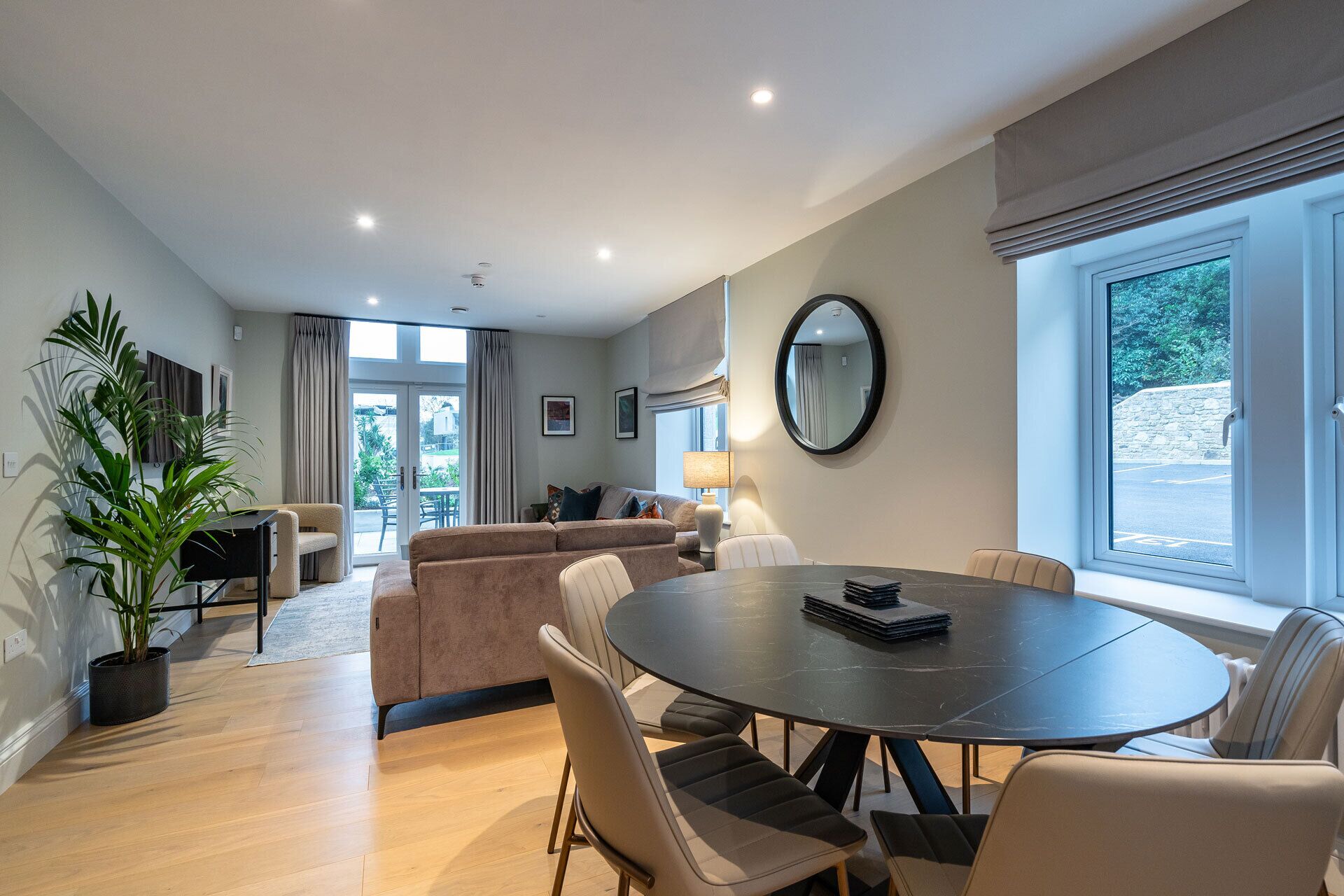 Phòng Suite Premium, 3 phòng ngủ, quang cảnh vườn | Khu vực ăn uống tại phòng