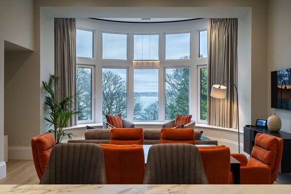 Premium suite, 2 slaapkamers, uitzicht op zee | Woonruimte | Een 30-inch smart-tv met satellietzenders