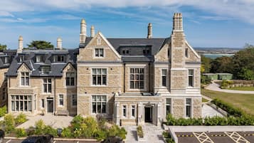 Vista frontal de la propiedad