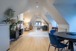 Premium Suite, 2 Bedrooms, Sea View | In-room dining